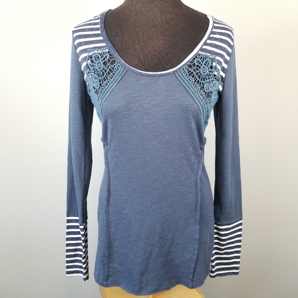 Blue top with lace cutouts, by Oddy, M